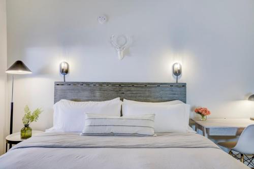 Ένα ή περισσότερα κρεβάτια σε δωμάτιο στο South Lake Chalet Boutique Suites - walk to Heavenly & Lake Tahoe