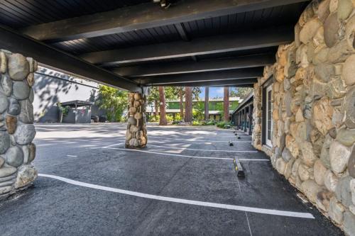 Φωτογραφία από το άλμπουμ του South Lake Chalet Boutique Suites - walk to Heavenly & Lake Tahoe σε South Lake Tahoe
