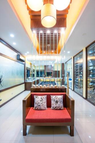 Ruang duduk di Welcome Sea View Pool Villa By Premier