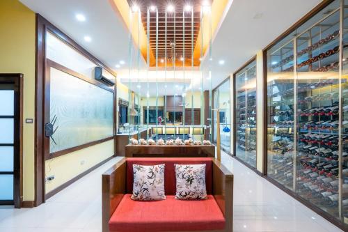 Ruang duduk di Welcome Sea View Pool Villa By Premier