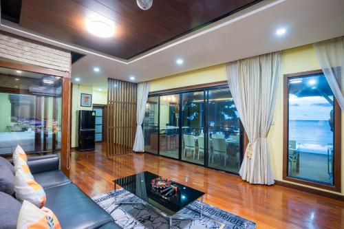 Ruang duduk di Welcome Sea View Pool Villa By Premier