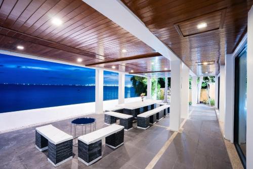 Ruang duduk di Welcome Sea View Pool Villa By Premier