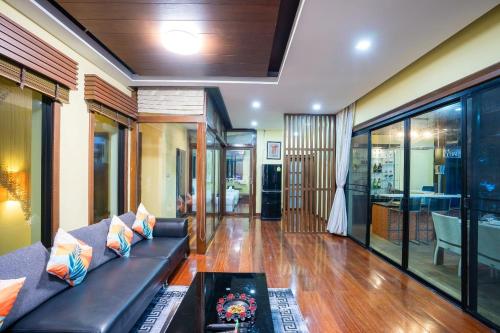Ruang duduk di Welcome Sea View Pool Villa By Premier