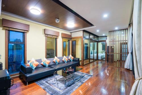 Ruang duduk di Welcome Sea View Pool Villa By Premier