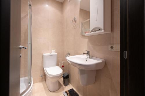 Un baño pequeño con inodoro y lavabo. en Cozy stay rentals - cozy & bright apartment with 1BR in Tbilisi, en Tiflis