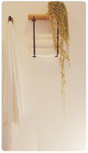 a white wall with a shelf with a plant on it at Mhometredici Guest House in Sestu