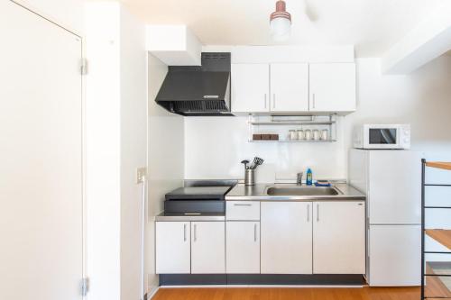 Max 9 people 8 minutes from Shibuya 5 minutes from Shinjuku 1 minute from Harajuku 4 minutes walk from the station Room Sakura