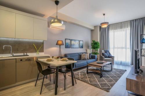 Eldhús eða eldhúskrókur á Stylish Urban Apt- Soak Up The City's Vibes