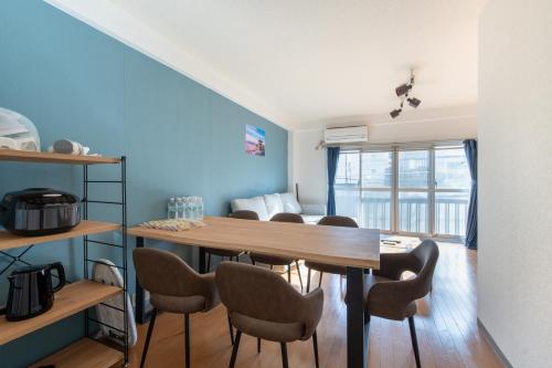 Max 9 people 8 minutes from Shibuya 5 minutes from Shinjuku 1 minute from Harajuku 4 minutes walk from the station Room Sakura