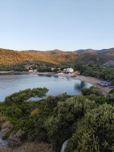 a body of water with a beach in the distance at Asmanis Rooms in Tarti