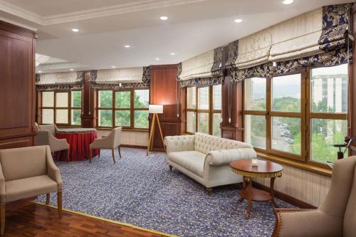 Ruang duduk di Ramada by Wyndham Almaty