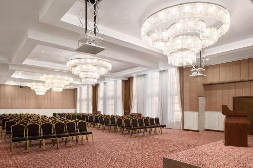 Kawasan bisnes dan/atau bilik persidangan di Ramada by Wyndham Almaty