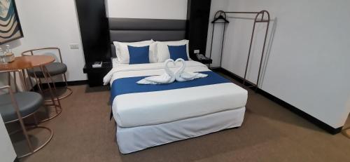 Katil atau katil-katil dalam bilik di Belvilla Cozy Stays Near Airport Formerly Boss Hotel