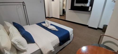 Katil atau katil-katil dalam bilik di Belvilla Cozy Stays Near Airport Formerly Boss Hotel