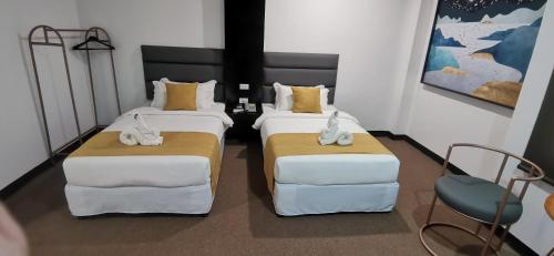 Katil atau katil-katil dalam bilik di Belvilla Cozy Stays Near Airport Formerly Boss Hotel