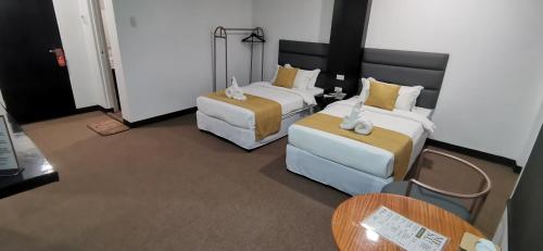 Katil atau katil-katil dalam bilik di Belvilla Cozy Stays Near Airport Formerly Boss Hotel