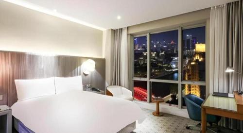 Letto o letti in una camera di Shanghai Bund South China Harbour View Hotel