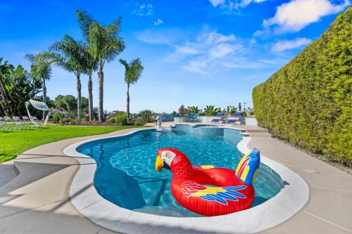 オーシャンサイドにあるSoCal Gem Pool, Spa, Games, and Scenic Viewsのリゾートのプールにある膨らませるゴム製のアヒル