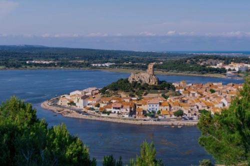 una isla en medio de un cuerpo de agua en Ondine, en Gruissan