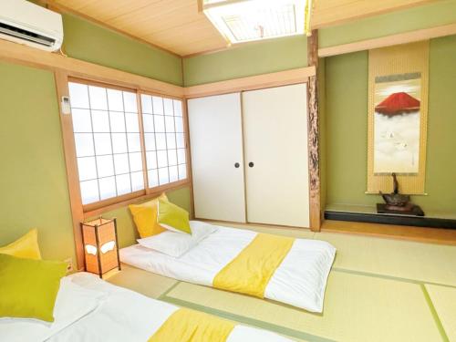 5 mins walk from Yuzaki bus stop, sea view, parking lot,