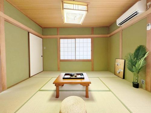5 mins walk from Yuzaki bus stop, sea view, parking lot,