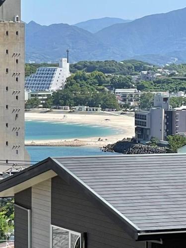 5 mins walk from Yuzaki bus stop, sea view, parking lot,