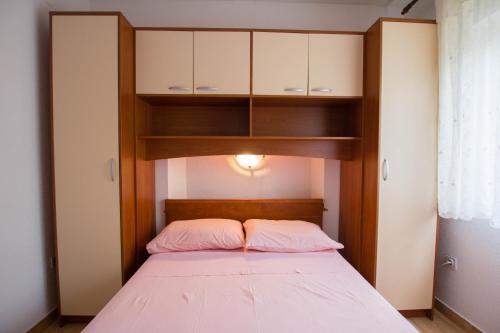 Ένα ή περισσότερα κρεβάτια σε δωμάτιο στο Apartments Bartul