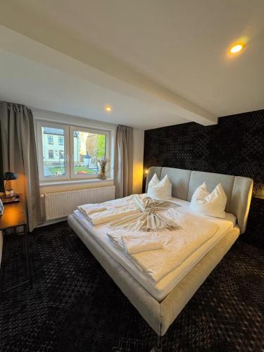a bedroom with a large bed and a window at Designblick in Buttelstedt