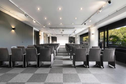a row of chairs in a waiting room at The Nicolaus Hotel in Bari