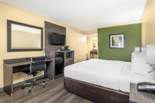 Una cocina o zona de cocina en Quality Inn Klamath Falls - Crater Lake Gateway