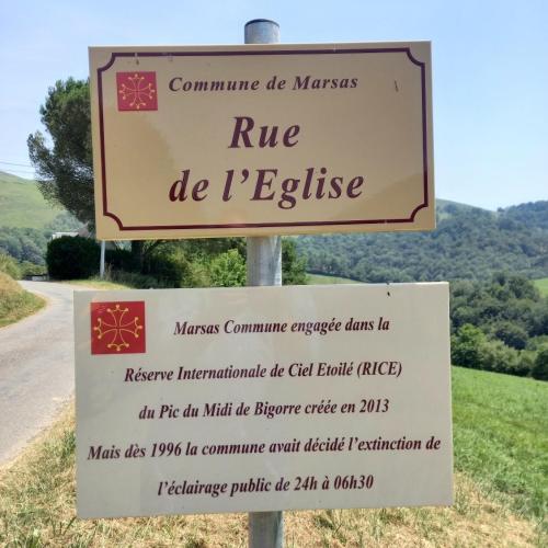 a sign for the rue de tetelez at Maison de campagne 