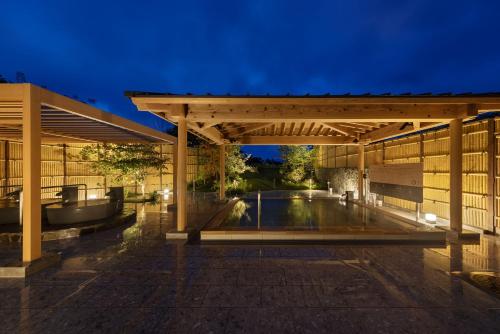 a tennis court under a pavilion at night at Hotel Yumeshizuku in Minami Aso