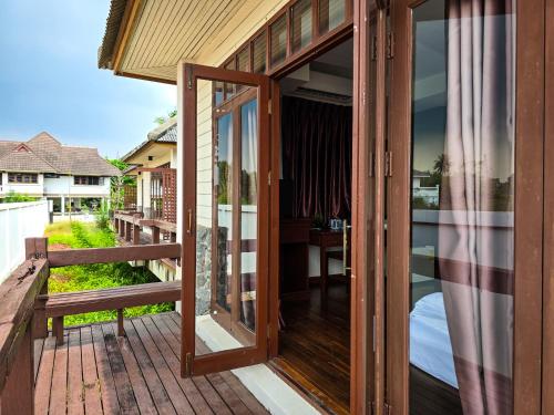 Balkón nebo terasa v ubytování Baan Tai Had Resort