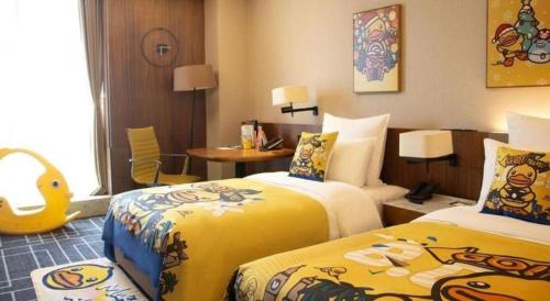a hotel room with two beds and a table at Chongqing The Lotus Hotel in Chongqing