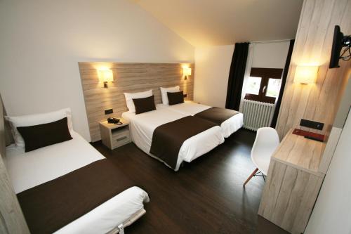 Hotel Pyrénées tesisinde bir oda