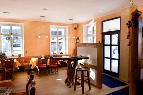 a kitchen and dining room with a table and chairs at Hotel Garni Ammergauer Hof in Oberammergau