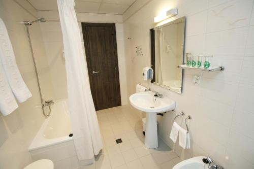 A bathroom at Hotel Pyrénées