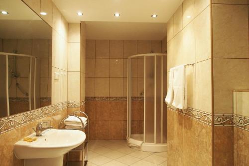 a bathroom with a sink and a shower at ELPAK Świnoujście in Świnoujście