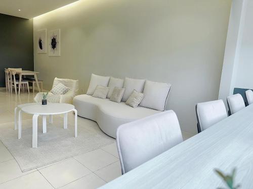 Ein Sitzbereich in der Unterkunft Tanah Rata Cameron Jaya cottage has plenty of hot water, a spacious living room