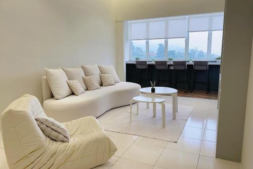 Ein Sitzbereich in der Unterkunft Tanah Rata Cameron Jaya cottage has plenty of hot water, a spacious living room