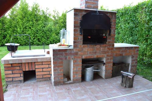 an outdoor brick oven with a sink and a stove at Florianus Vendeghaz in Berekfürdő