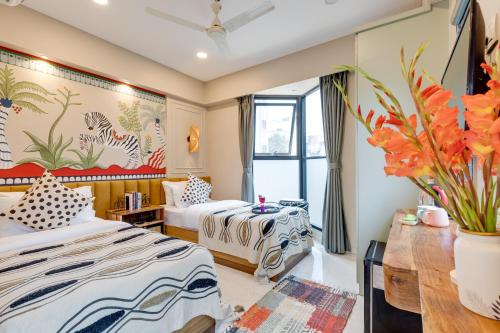 Postel nebo postele na pokoji v ubytování Boutique Stay By One Tree Stays Pune Kharadi