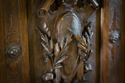 a wooden door with a flower design on it at Palazzo del Senatore in Atina