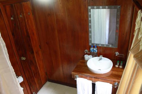 Ванная комната в The Wooden House Hotel