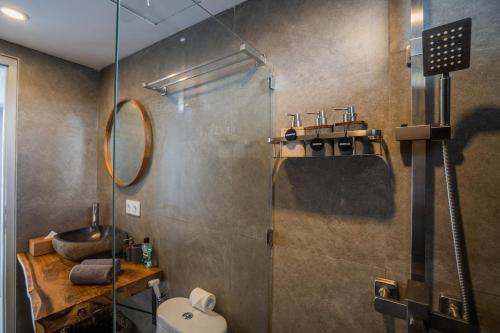 Et badeværelse på Wolu Loft 28 - 1BR North Canggu