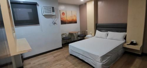 Katil atau katil-katil dalam bilik di Belvilla Cozy Stays Near Airport Formerly Boss Hotel