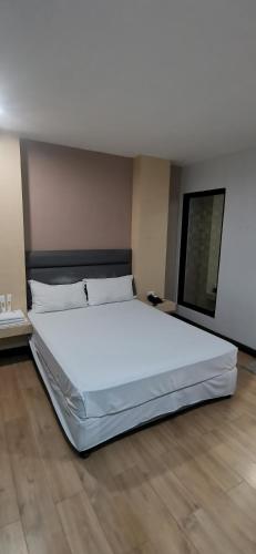 Katil atau katil-katil dalam bilik di Belvilla Cozy Stays Near Airport Formerly Boss Hotel