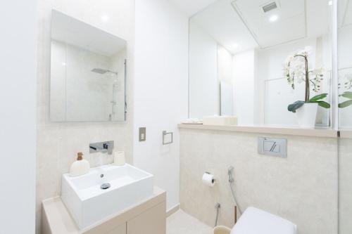 Ένα μπάνιο στο Stylish Studio in Al Barza hosted by Voyage