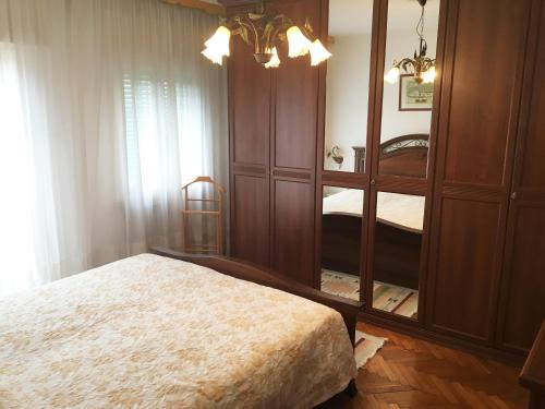 1 dormitorio con tocador, cama y espejo en Ca' Ermagora en Venecia