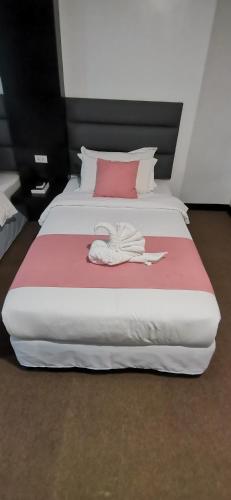Katil atau katil-katil dalam bilik di Belvilla Cozy Stays Near Airport Formerly Boss Hotel